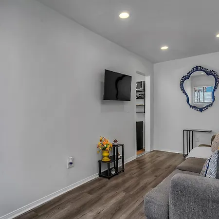 Cozy 1-Bedroom With Outdoor Seating Area Close To West Hollywood